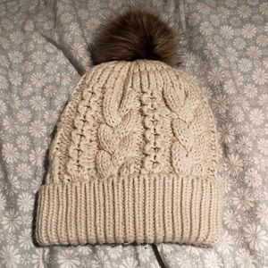Urban Outfitters // Chunky Cable Knit Pom Pom Hat